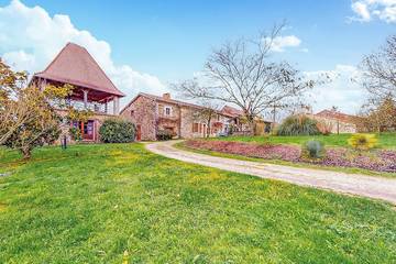 Gîte pour 4 personnes, avec piscine à Bussière-Badil