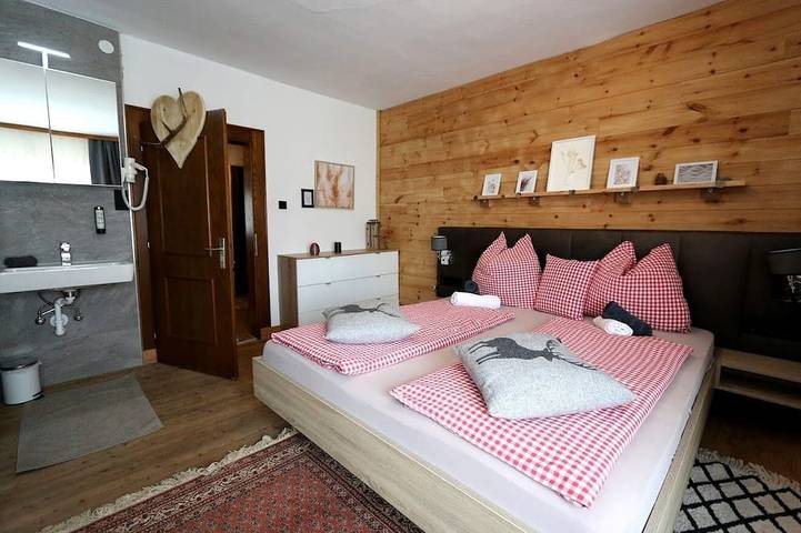 Familiy Room (1 double 2 extra beds) in Zederhaus, Ski Amadé
