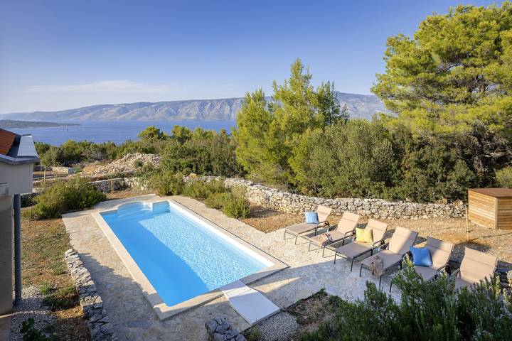 Villa pour 8 personnes, avec balcon/terrasse ainsi que terrasse et piscine à Stari Grad