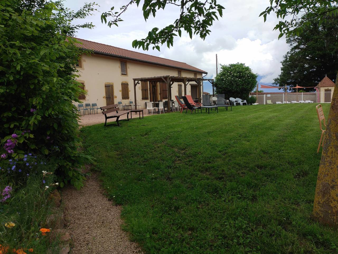 Grand gîte sans voisinage, avec piscine, pour votre tribu in Céron, Région de Charolles