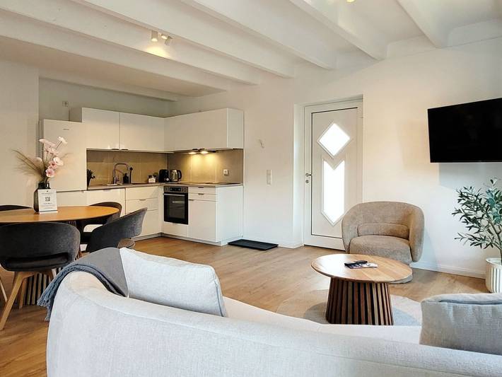 Ganze Ferienwohnung, Charmante Ferienwohnung mit Terrasse - nur 50m zum Strand mit eigenem Parkplatz und Fahrradunterstellmöglichkeit - Gemütliche Ferienwohnung "Windjammer" mit Parkplatz – Nur 50 Meter zur Ostsee in Sierksdorf, Ostholstein