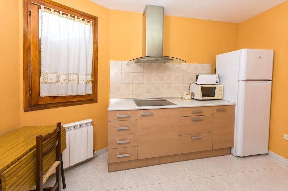 Gîte with fireplace and terrace, surrounded by mountains and rivers, Petfrienly in Beceite, Massis dels Ports