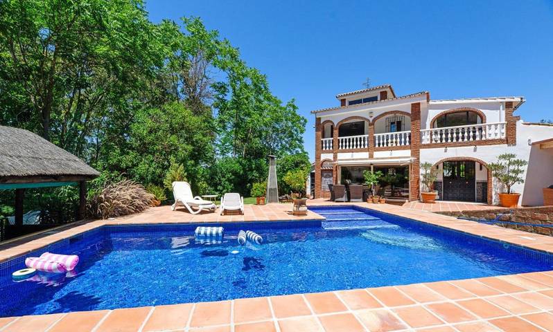 Alojamiento y desayuno para 2 personas, con jardín además de vistas y piscina en Alhaurín el Grande