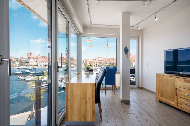 Ferienwohnung für 4 Personen, mit Seeblick und Balkon in Waren (Müritz)
