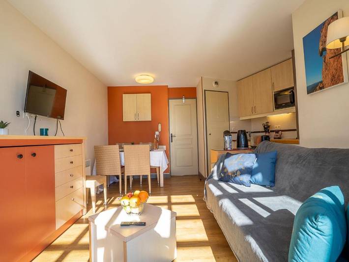 Gîte pour 4 personnes, avec jardin ainsi que terrasse et piscine dans Gare Du Dramont - 3
