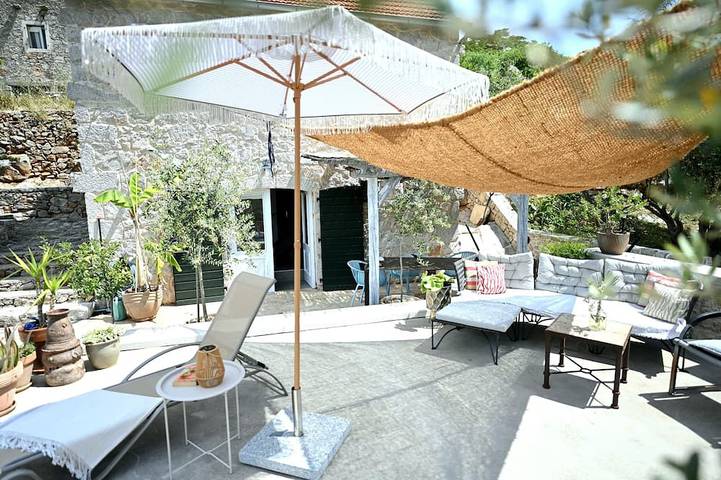 Ferienhaus für 2 Personen, mit Whirlpool und Terrasse sowie Garten, mit Haustier