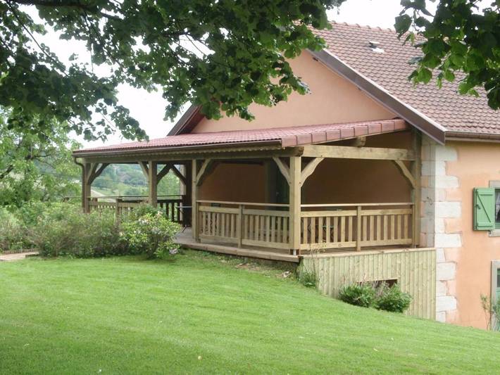 Gîte pour 3 personnes, avec Terrasse et Jardin ainsi que Piscine et Vue dans Le Clerjus