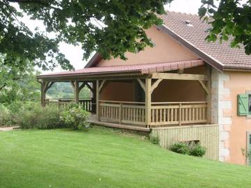 Gîte pour 3 personnes, avec piscine ainsi que vue et jardin dans Le Clerjus
