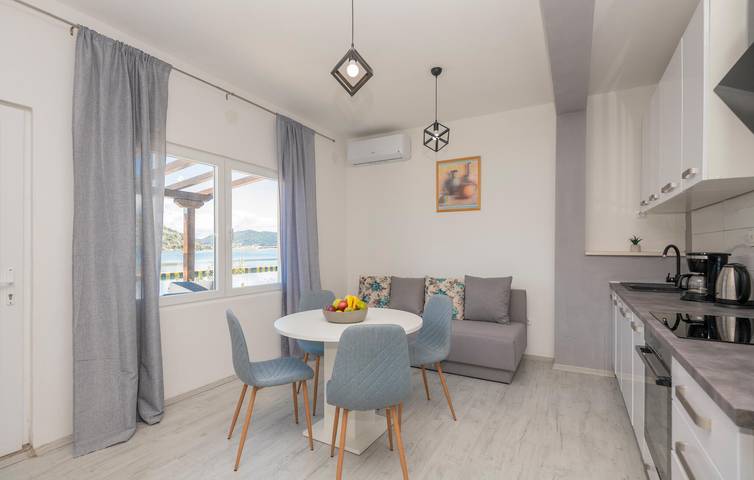 Ganze Ferienwohnung, Apartment mit Meerblick, Terrasse und Parkplatz in der Nähe der Neretva in Rogotin, Dubrovnik-Neretva