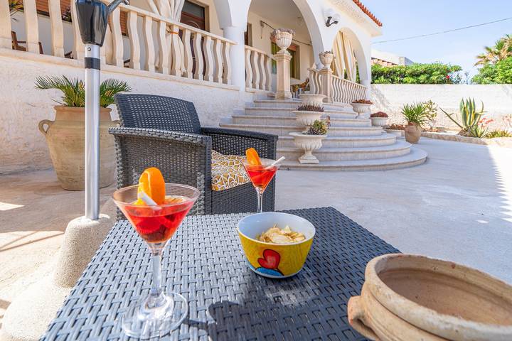 Hel lägenhet, Apartment "La Casa Arancione" with Private Terrace and Shared Garden in Cicirata, Avola