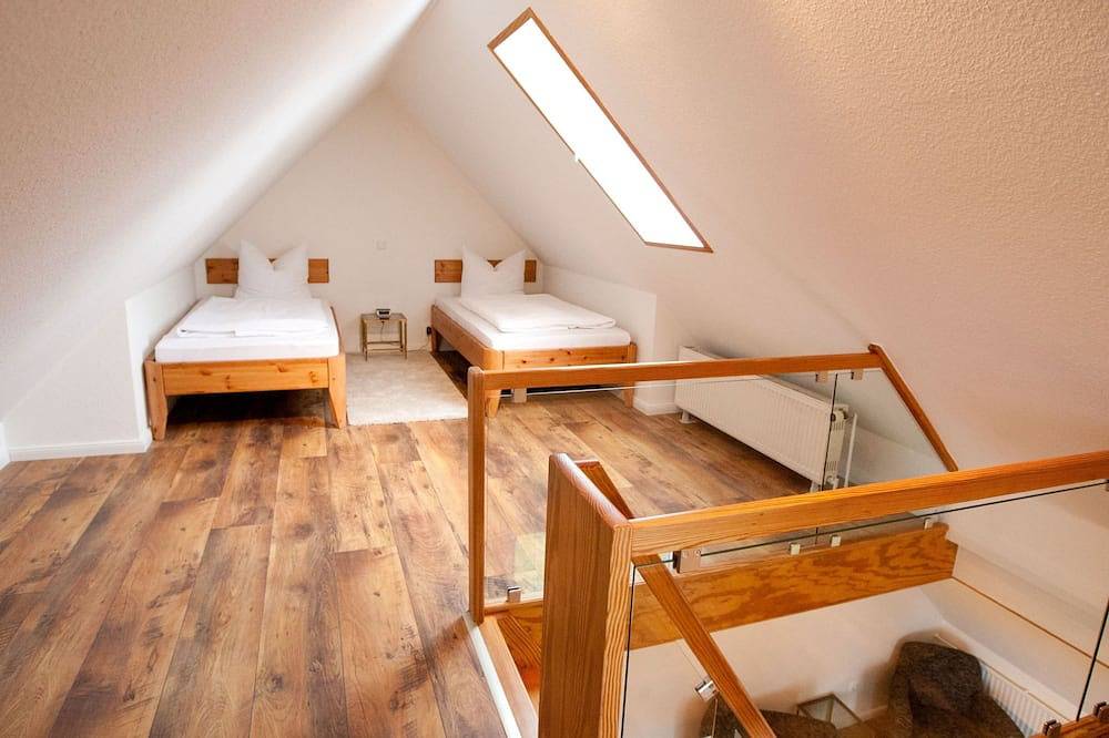 Mehrgenerationenhaus direkt am Wasser mit Terrasse und Garten in Steenodde, Nebel