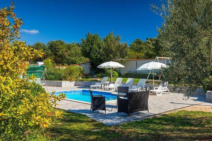 Ferienhaus für 10 Personen, mit Terrasse und Pool