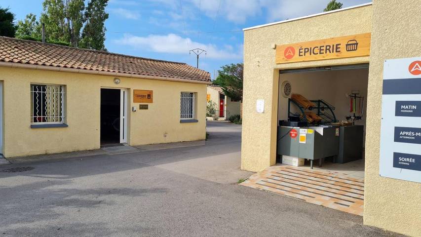 Camping pour 6 personnes, avec bassin pour enfant ainsi que terrasse et piscine à Vic-la-Gardiole - 3