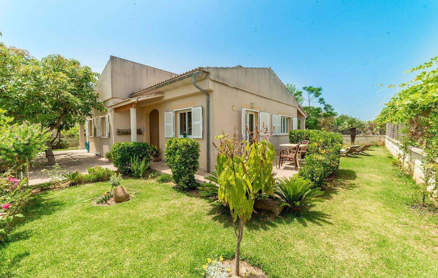 Appartement am Strand mit Terrasse, Pool und AC in Playa de Muro, Muro