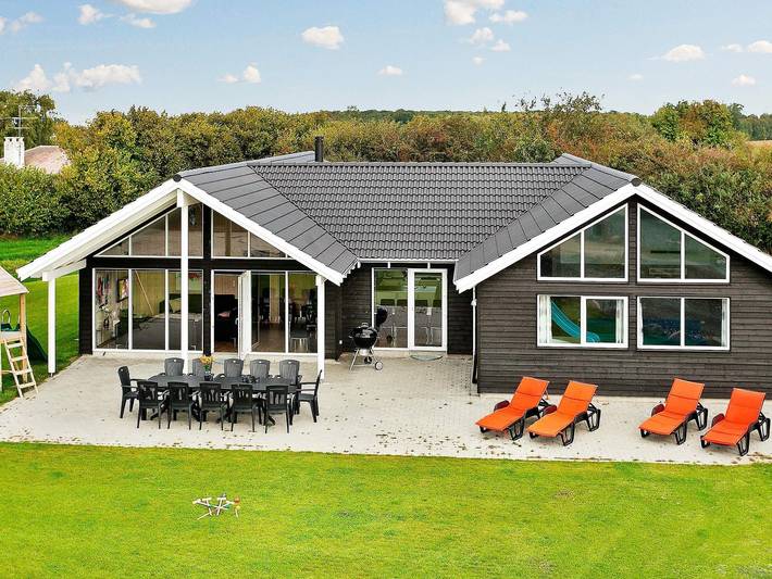Ferieudlejning for 16 personer, med Jacuzzi og Terrasse såvel som Pool og Sauna i Bogense