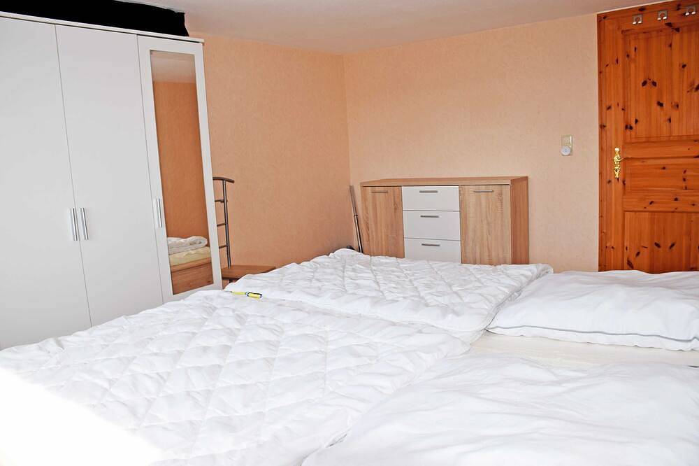 Ferienhaus mit Reetdach und ruhiger Lage in Groß Zicker, Mönchgut