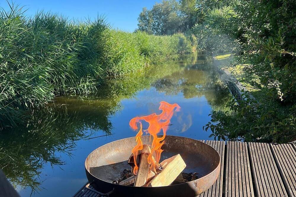 Detached 6-person waterfront chalet in Groede. Enjoy peace, nature, spacious garden, modern kitchen and proximity to beach and village. in Groede, Zeeuwse Kust
