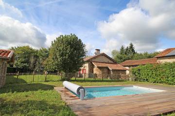 Gîte pour 9 personnes, avec terrasse ainsi que piscine et jardin à Saint-Mathieu