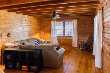 Log Cabin for 12 Guests in Ozark Mountains, Missouri, Picture 1