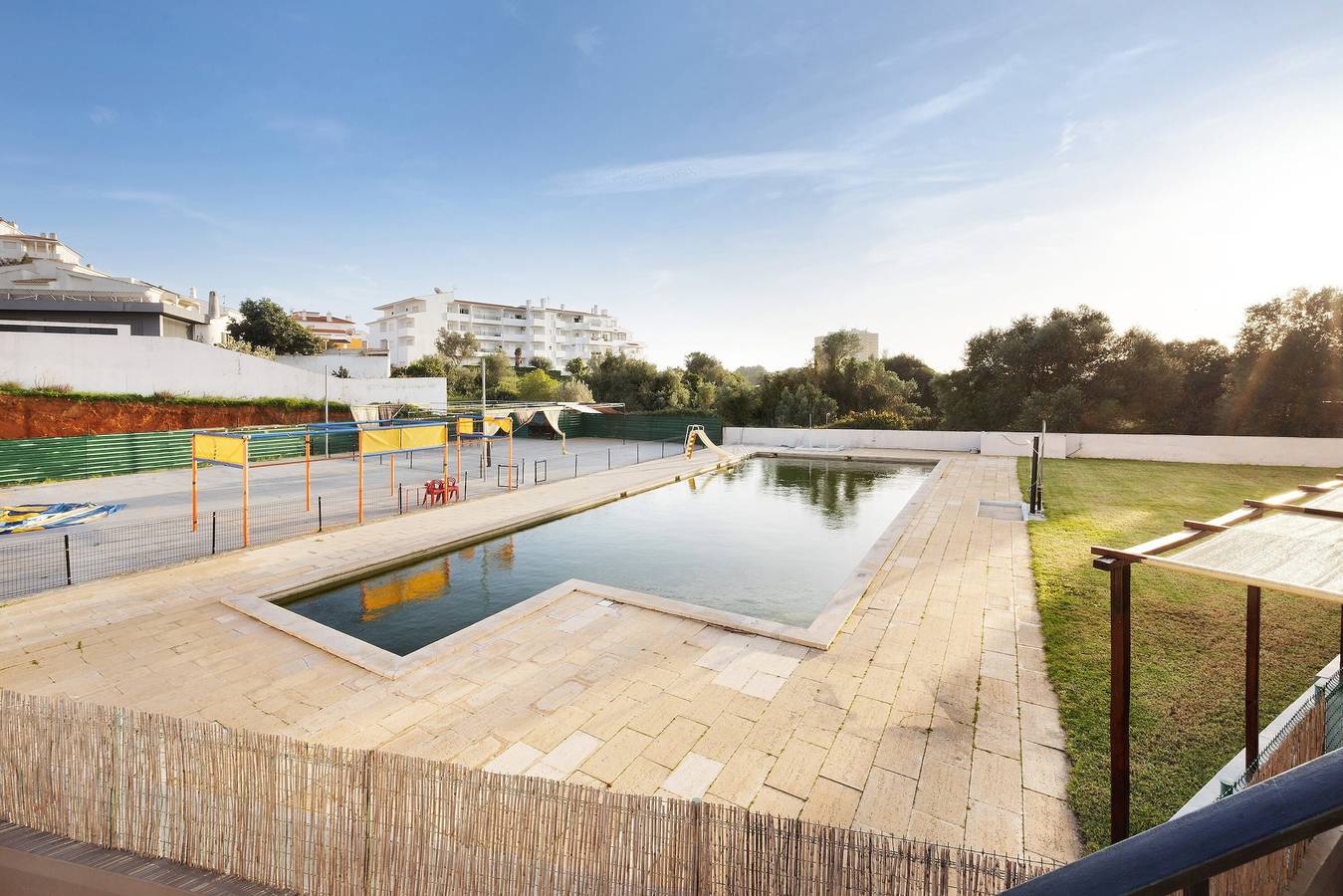 Entire apartment, Apartment 'Sol De Alvor' with Shared Pool, Shared Garden and Wi-Fi in Alvor, Faro District