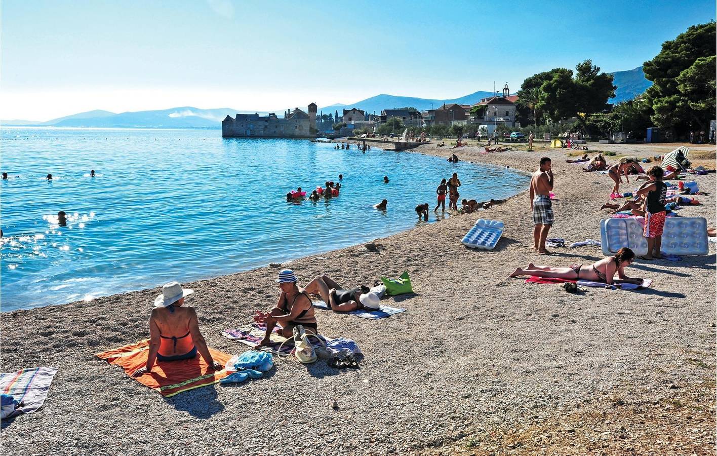 Entire studio, B studio apartment near the beach with sea view in Kastel Gomilica, Kaštela