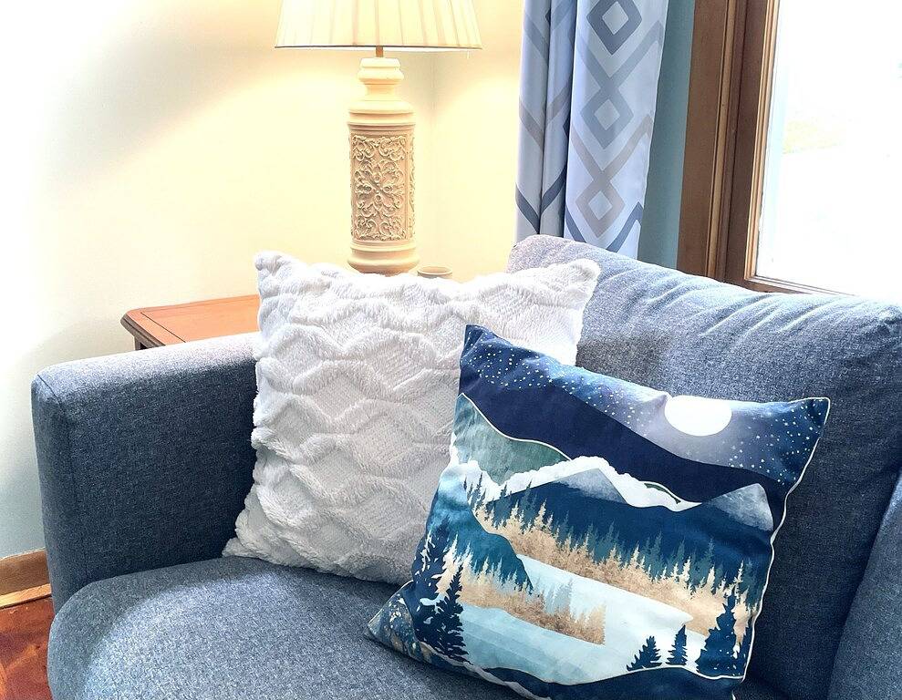 Ganze Wohnung, Relax at Redberry House—just blocks from downtown and Lake Mi beaches in Manistee, Manistee County