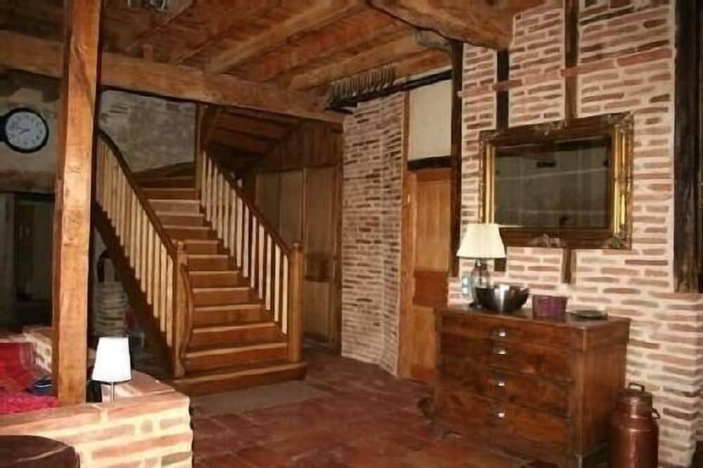 A former coach inn in the Xvii, in the heart of the country cocaine in Lavaur, Région de Castres