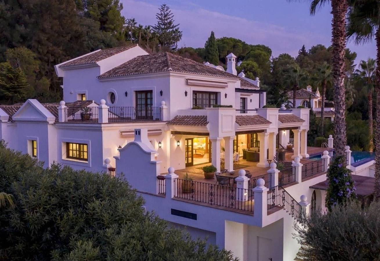 Luxuriöse Villa Sildavia mit Pool, Garten, Terrasse, Balkon, Klimaanlage und Wlan in El Paraíso, Estepona