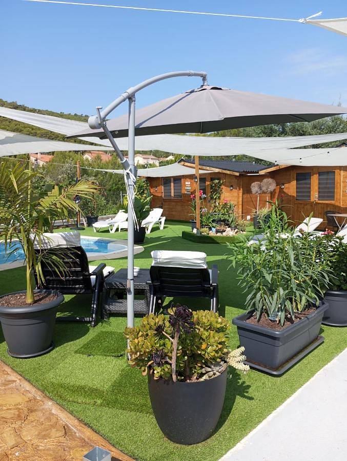 Cottage pour 2 personnes, avec jardin et vue ainsi que piscine et terrasse, animaux acceptés