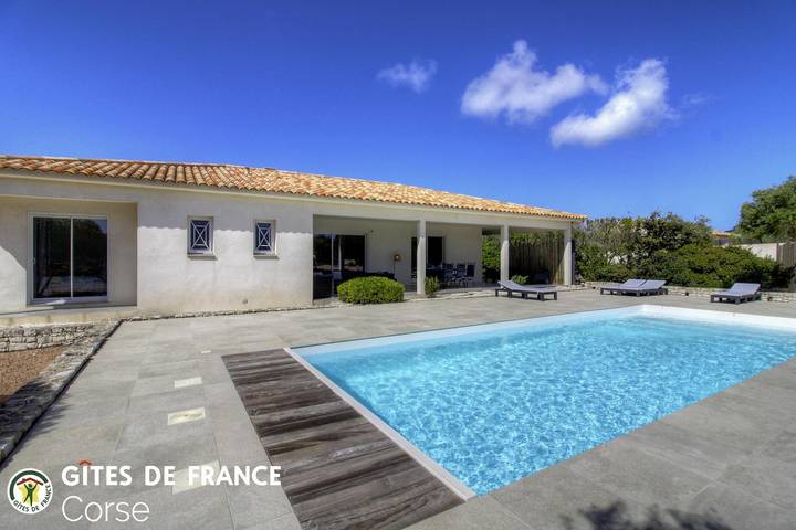 Gîte pour 6 personnes, avec Terrasse ainsi que Jardin et Piscine à Bonifacio - 2