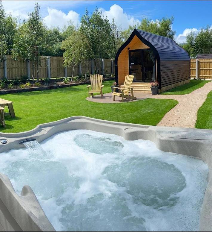 Glamping for 4 people, with hot tub and garden in Northern Ireland
