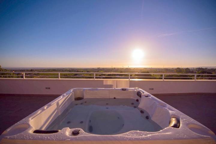 Ferienhaus für 3 Personen, mit Balkon und Whirlpool sowie Terrasse und Garten