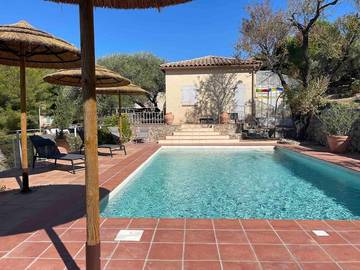 Villa pour 12 personnes, avec piscine ainsi que vue et jardin, animaux acceptés à Ollioules