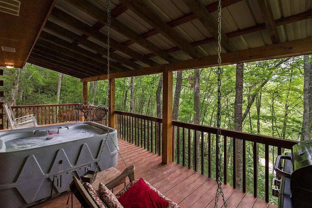 Squirrel Run Couples log cabin retreat in Fontana Lake