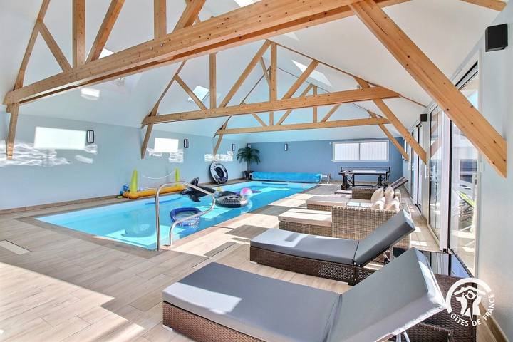Gîte pour 10 personnes, avec Terrasse ainsi que Jardin et Piscine à Lanouée