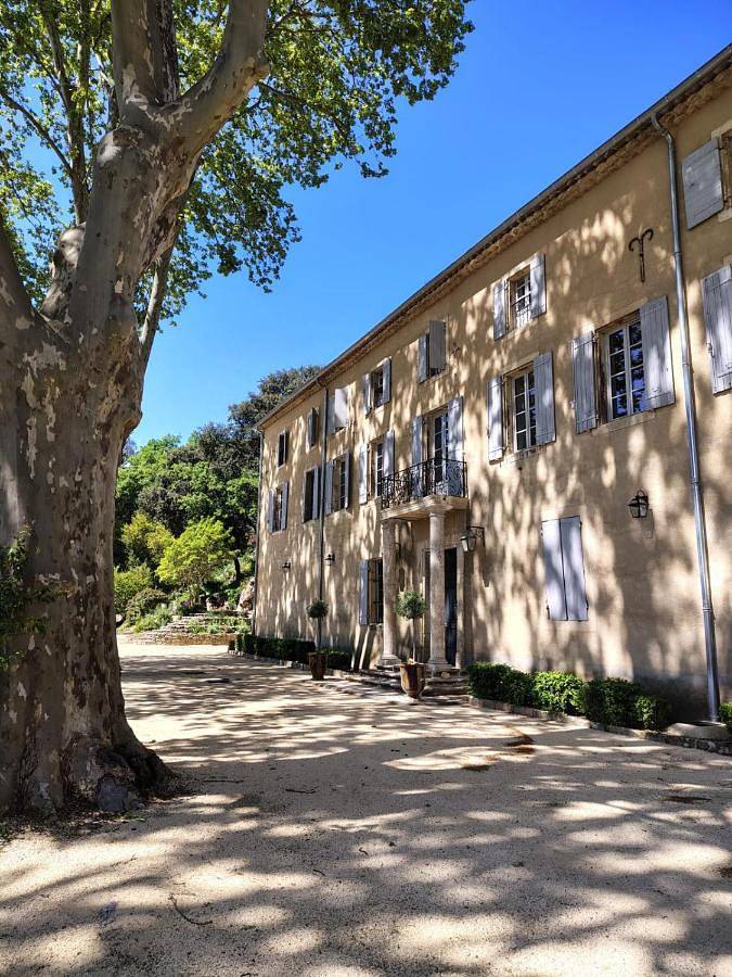 Maison d’hôte pour 40 personnes, avec vue et terrasse ainsi que piscine et jardin