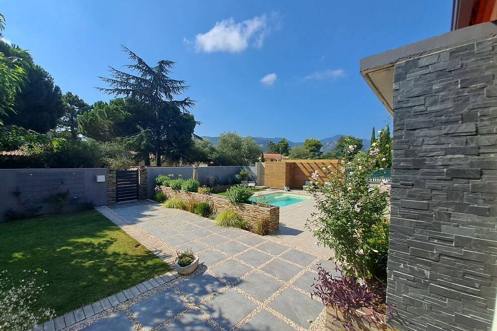 Beautiful villa with a pool and mountain views in Argeles-sur-Mer in La Côte Vermeille, Argelès-sur-Mer