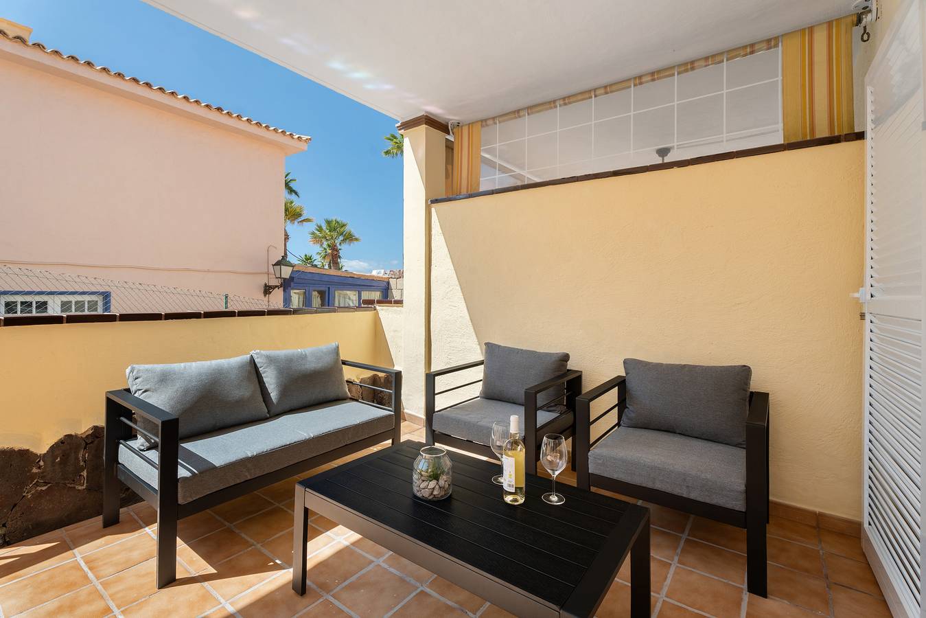 Entire apartment, Holidays 'Chayofa' with Mountain and Sea Views, Shared Pool and Private Terrace in Chayofa, Arona