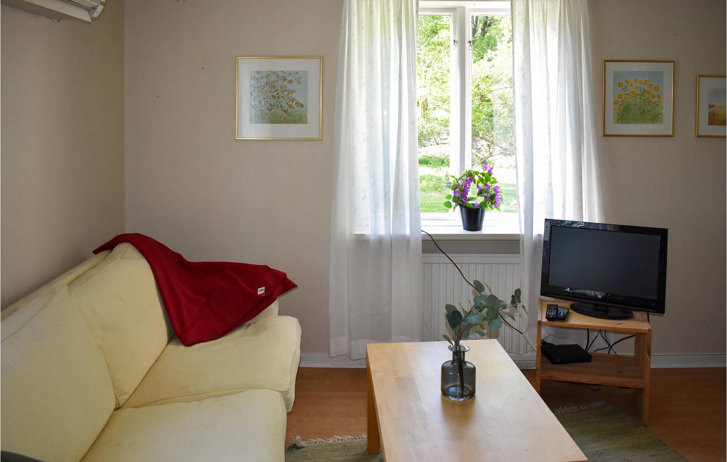 Hel semesterlägenhet, Lägenhet för 5 Personer med trädgård in Örebro leatna