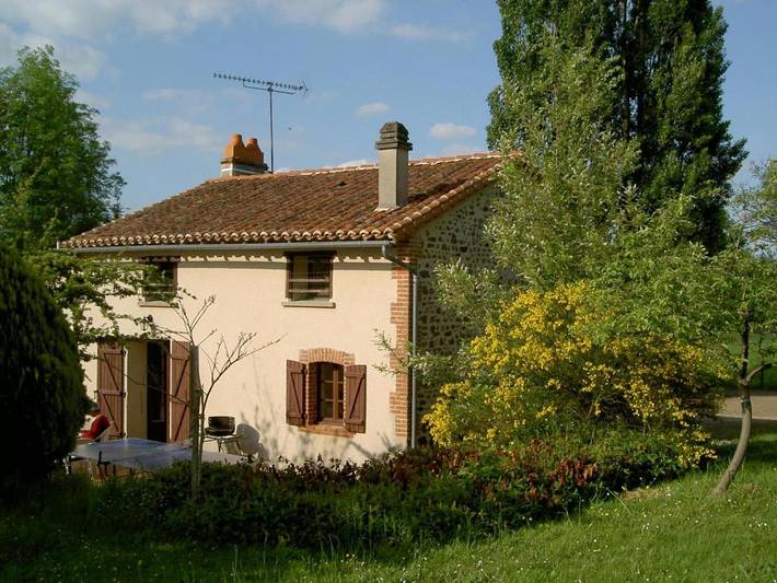 Location de vacances pour 6 personnes, avec jardin à Lathus-Saint-Rémy - 4