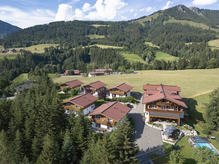 Ferienpark für 4 Personen, mit Balkon und Terrasse sowie Garten und Pool in Tirol