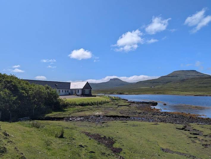 Alojamiento y desayuno para 2 personas, con vistas y jardín en Skye