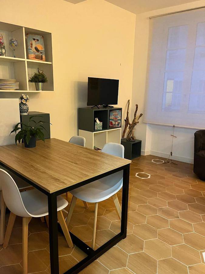 Appartement entier, One-Bedroom Apartment in Toulon, Côte méditerranéenne (France)