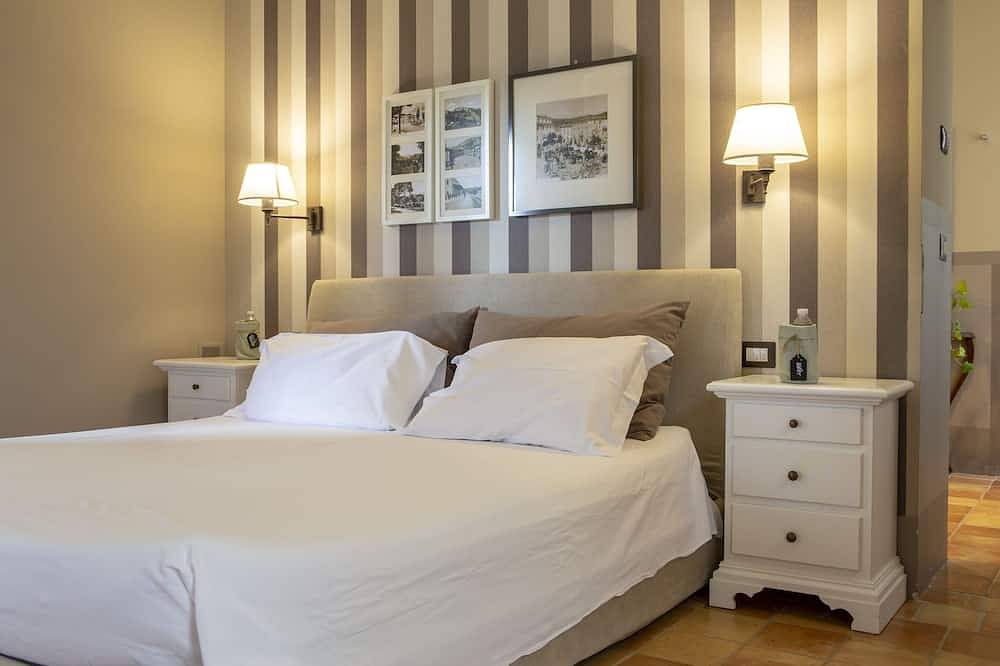 Ancient noble country villa with a pool belonging to the Coletti family in San Severino Marche, Macerata Province