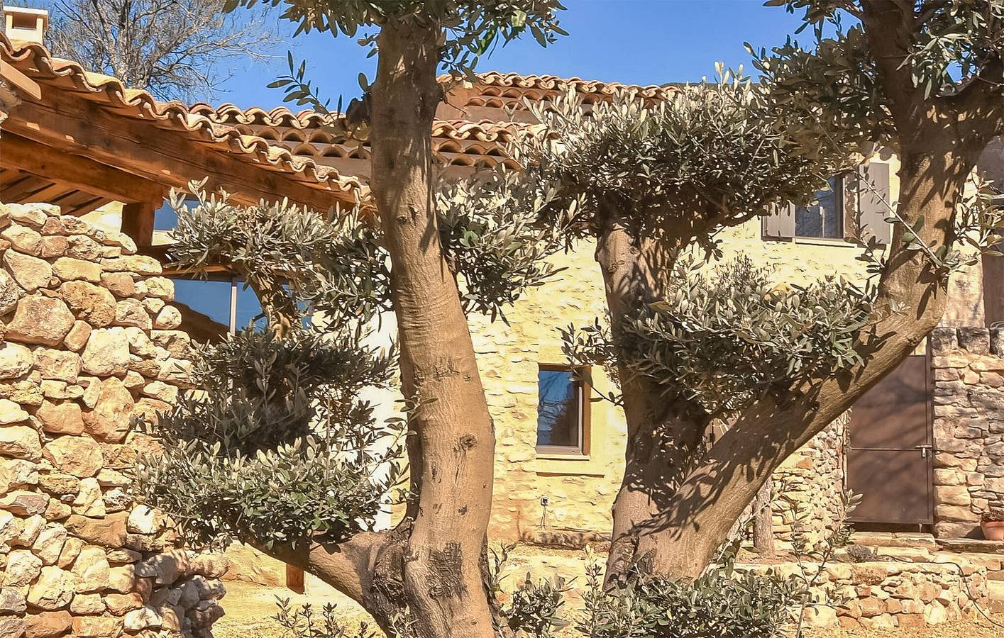 Encantador apartamento de 2 dormitorios con piscina, jardín y wifi en Rustrel in Rustrel, Parque natural regional del Luberon