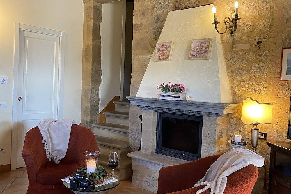 Porcilaia tiny countryside property, shared pool, ideal base to discover Tuscany in Siena, Provincia de Siena