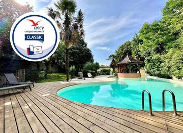 Gîte pour 11 personnes, avec terrasse et piscine ainsi que jardin et jacuzzi à Astaffort
