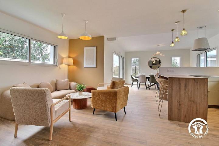 Gîte pour 8 personnes, avec terrasse ainsi que jardin et piscine à Damgan - 3