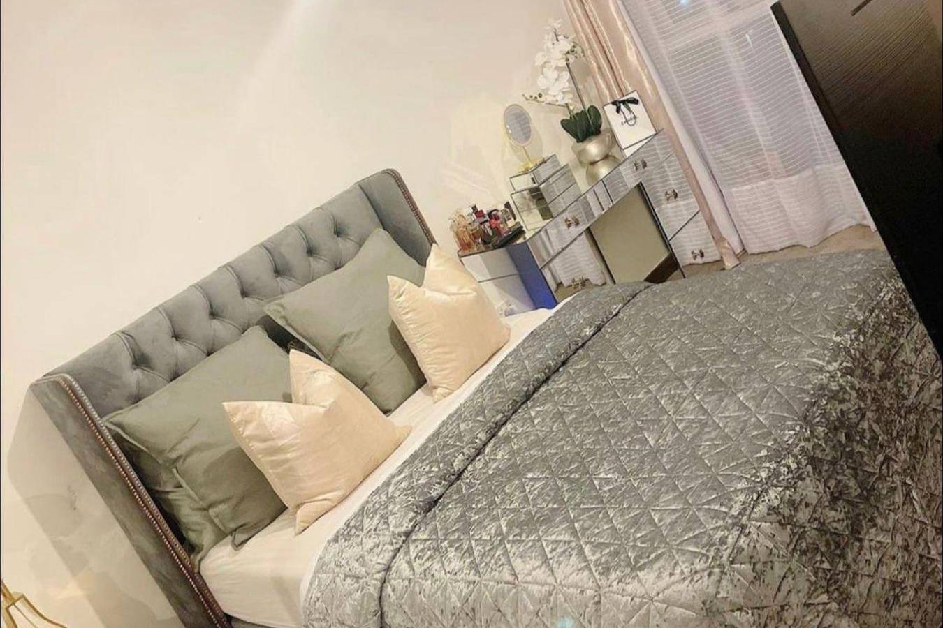Entire holiday apartment, 1 Bed Apartment Sleeps 2 - Free Parking in Dartford, Kent