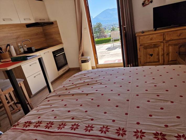 Gîte pour 2 personnes, avec vue ainsi que piscine et jardin, adapté aux familles à Poisy - 4